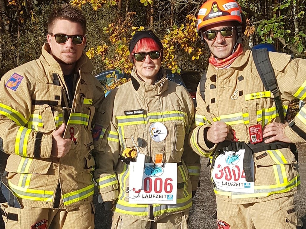 v. li. Feuwehrmann Jens Heinrich, Feuerwehrfrau Martina Witte und Feuerwehrmann Christian David beim Müggelseehalbmarathon