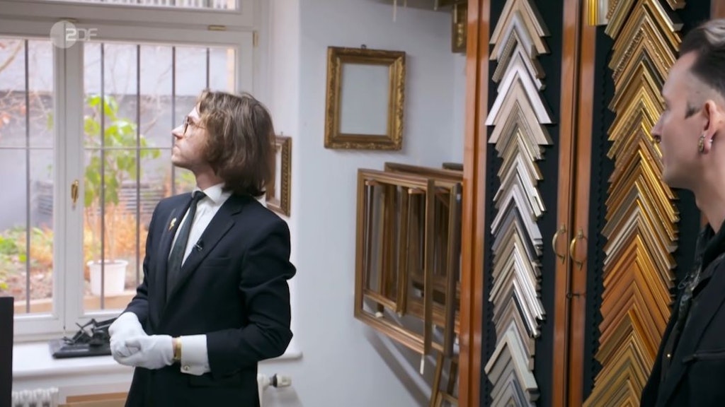 In einer spezialisierten Galerie sucht „Bares für Rares“-Händler Fabian Kahl nach einem passenden Rahmen für das teuerste Gemälde aller Zeiten in der Show.