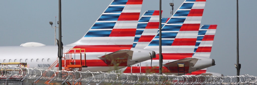 Flugzeuge von American Airlines stehen auf dem internationalen Flughafen Dallas/Fort Worth.