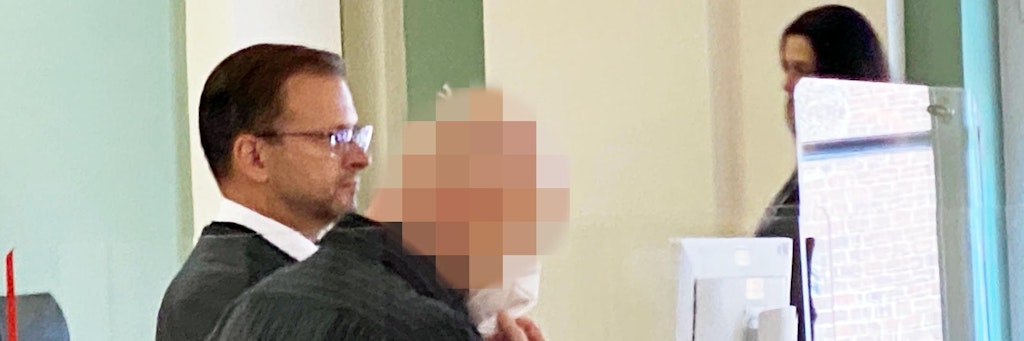 Vor dem Landgericht Cottbus steht Michael Q., 49. Er muss sich wegen Totschlag verantworten. Er soll am 18. April dieses Jahres in Doberlug-Kirchhain seine fünfjährige Tochter Emma mit einem USB-Kabel erdrosselt haben.