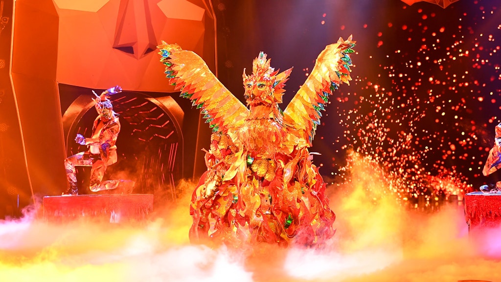 Welcher Promi steckt im Phönix-Kostüm? Das fragen sich viele Zuschauer von The Masked Singer.