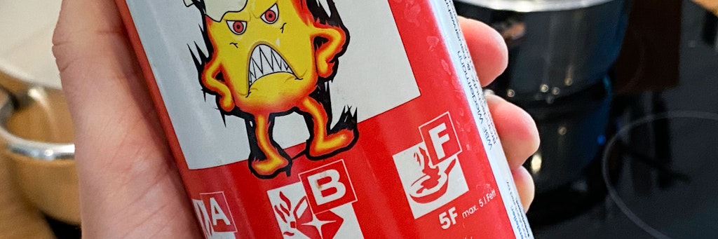Die aufgedruckten Brandklassen - hier A, B und F - geben an, zum Löschen welcher Brandherde sich ein Feuerlöscher eignet.