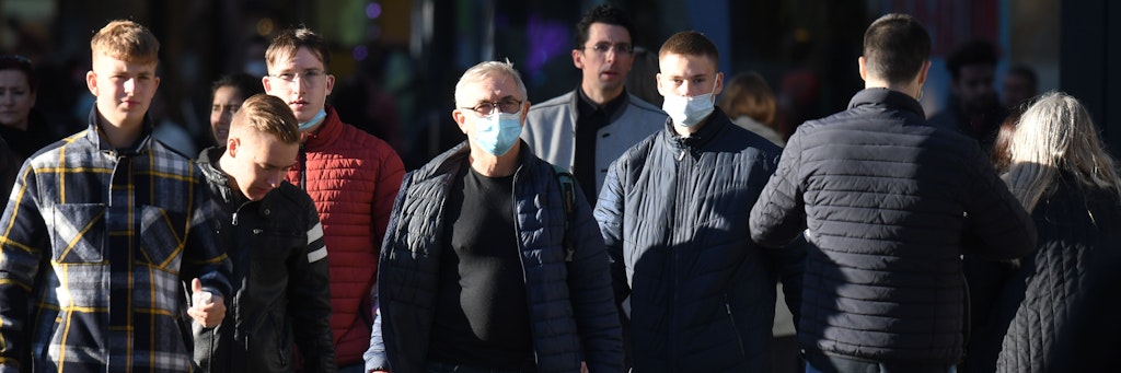 Fußgänger in Berlin mit und ohne Maske. Die Corona-Inzidenz steigt weiter.
