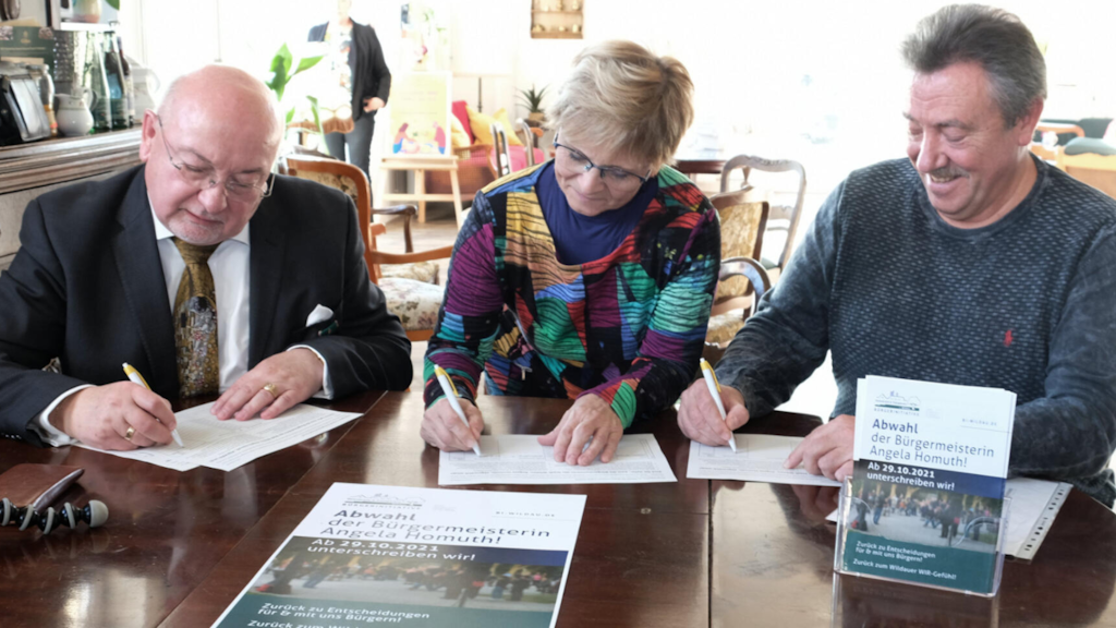 Prof. László Ungvári, Christine Stüber-Errath und Thomas Kuhn sind die Gründer der Initiative, setzten ihre Unterschrift auf die Liste für das Bürgerbegehren zur Abwahl der Wildauer Bürgermeisterin.