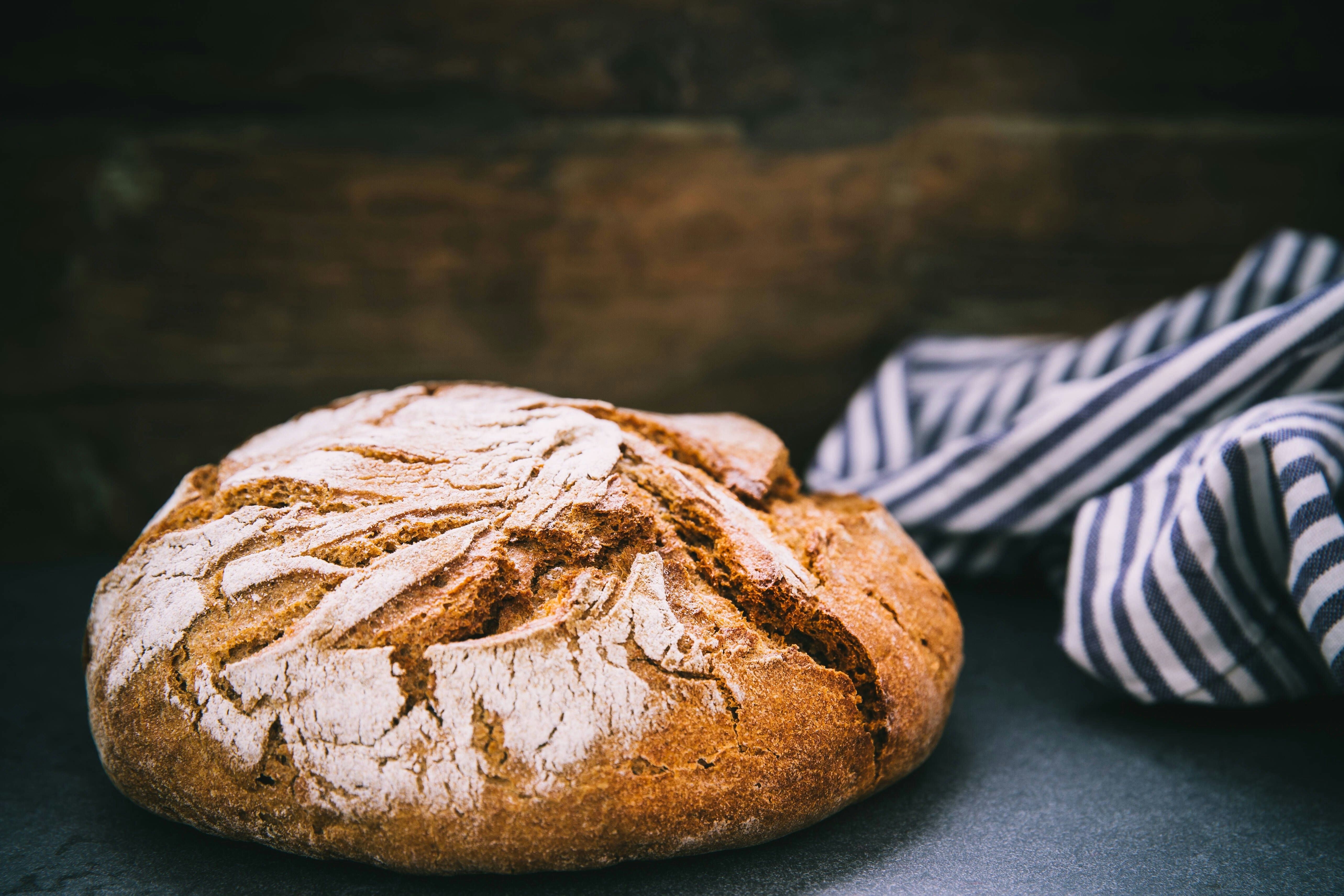 Selber Brot backen: Das einfachste Rezept der Welt! Mit nur fünf ...