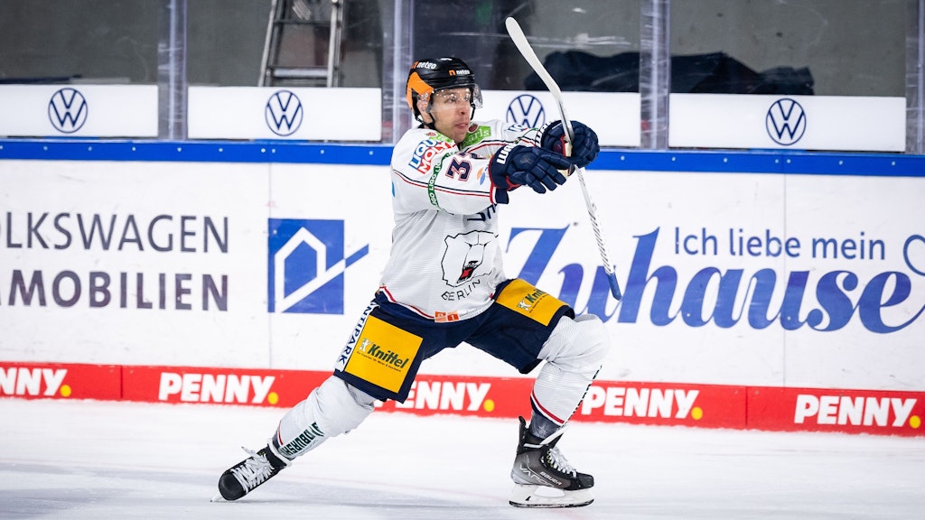 Da sah noch alles gut aus: Eisbär Kevin Clark jubelt über seinen Treffer zum 4:3 in Wolfsburg.