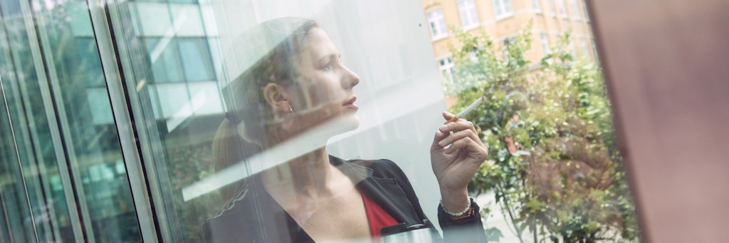 Schnell eine rauchen? Viele Arbeitnehmer fragen sich, ob die Zigarette zwischendurch zur Arbeitszeit gehört.