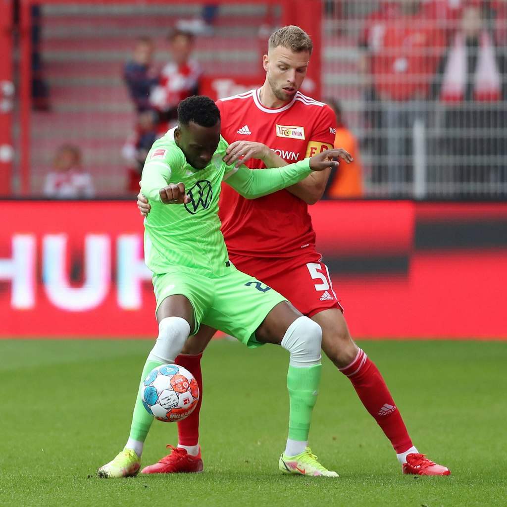 Marvin Friedrich, hier bei seinem letzten Einsatz im Zweikampf mit Wolfsburgs Ex-Herthaner Dodi Lukebakio, ist zurück bei Union im Training nach überstandener Corona-Infektion.