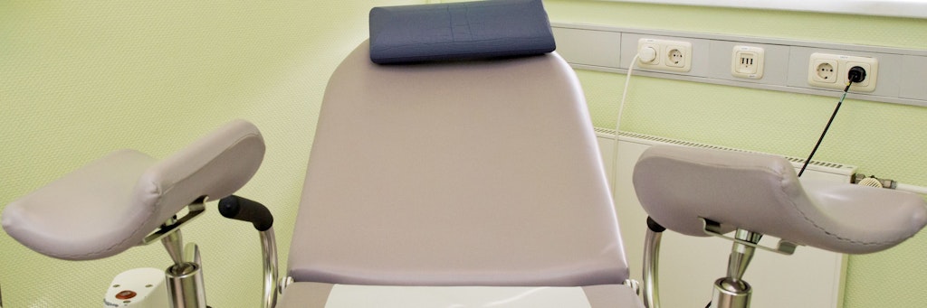 Ein gynäkologischer Stuhl steht in einem Behandlungszimmer. In Niedersachsen droht einem Mediziner ein Prozess wegen Verstümmelung weiblicher Genitalien.