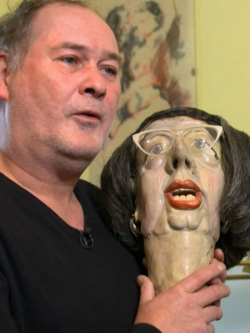 Liebe auf den ersten Blick: „Bares für Rares“-Star Walter „Waldi“ Lehnertz mit dem Kopf.
