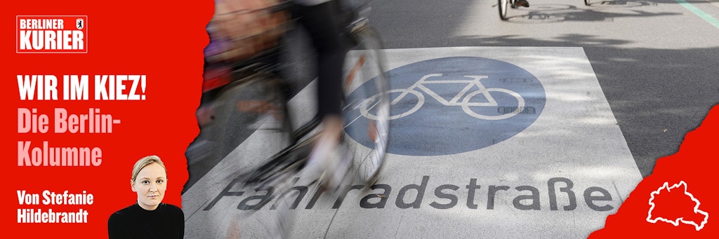 Fahrradfahrer radeln auf der Ossietzkystraße in Berlin-Pankow.