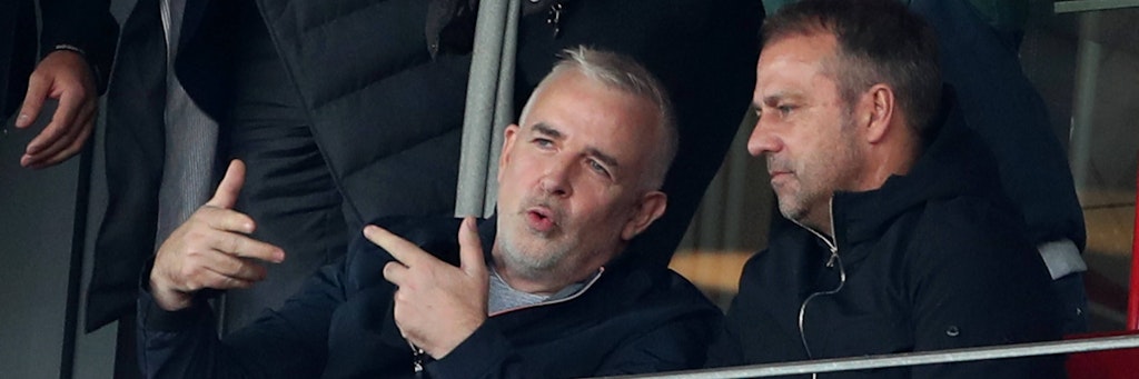 Union-Boss Dirk Zingler erklärt Bundestrainer Hansi Flick auf der Tribüne, was die Alte Försterei ausmacht. Das konnte er dann gegen die Bayern 90 Minuten lang selber erleben. 