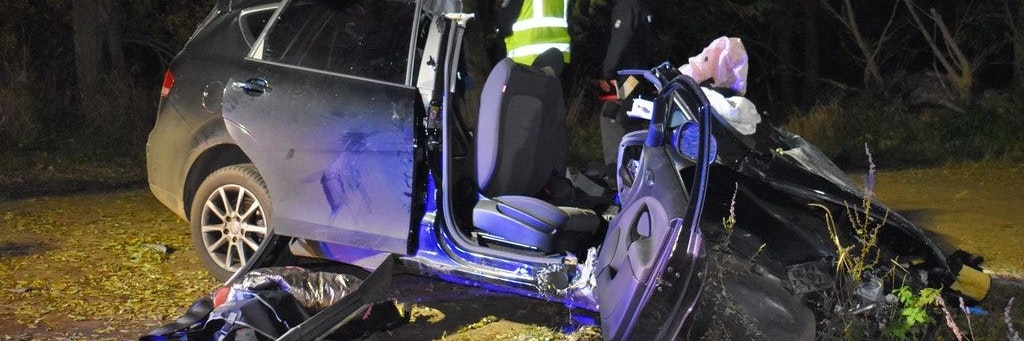 Das Autowrack steht am Fahrbahnrand. Zwei Jugendliche sind bei einem Autounfall nahe Triglitz (Landkreis Prignitz) ums Leben gekommen.