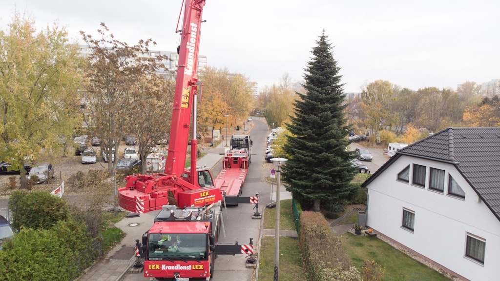 Am Montag rückten ein Auto-Drehkran und ein Schwertransporter in den Marzahner Althansweg. Dort wurde die Tanne 1995 gepflanzt.