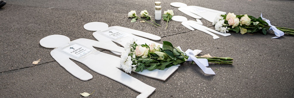 Figuren, die die Opfer darstellen, liegen bei der Mahnwache zum Jahrestag des SUV-Unfalls in der Invalidenstraße am Boden. 