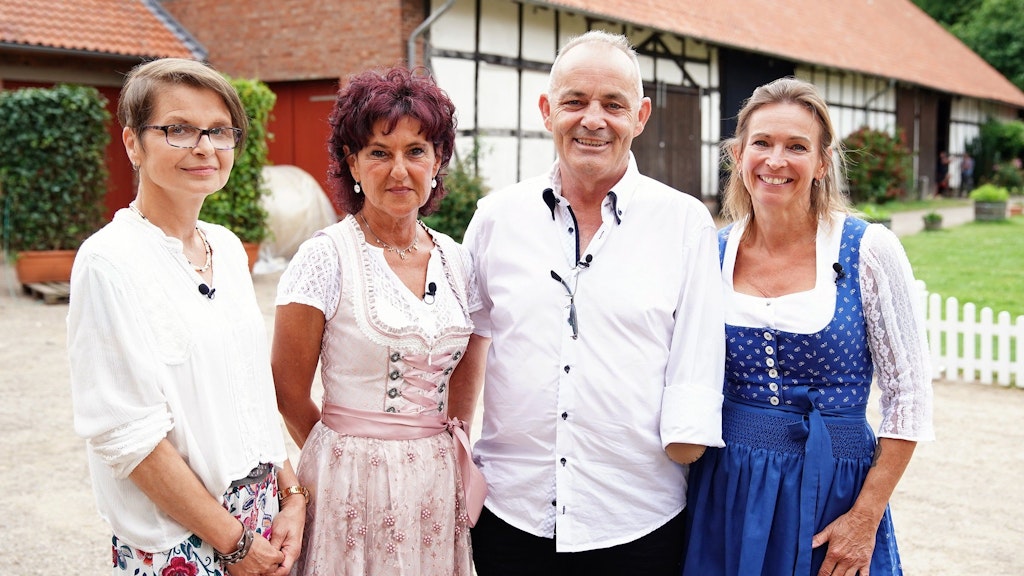 „Bauer sucht Frau“-Biolandwirt Olaf lernt beim Scheunenfest Kornelia, Laurence und Bettina (v. l.) kennen.