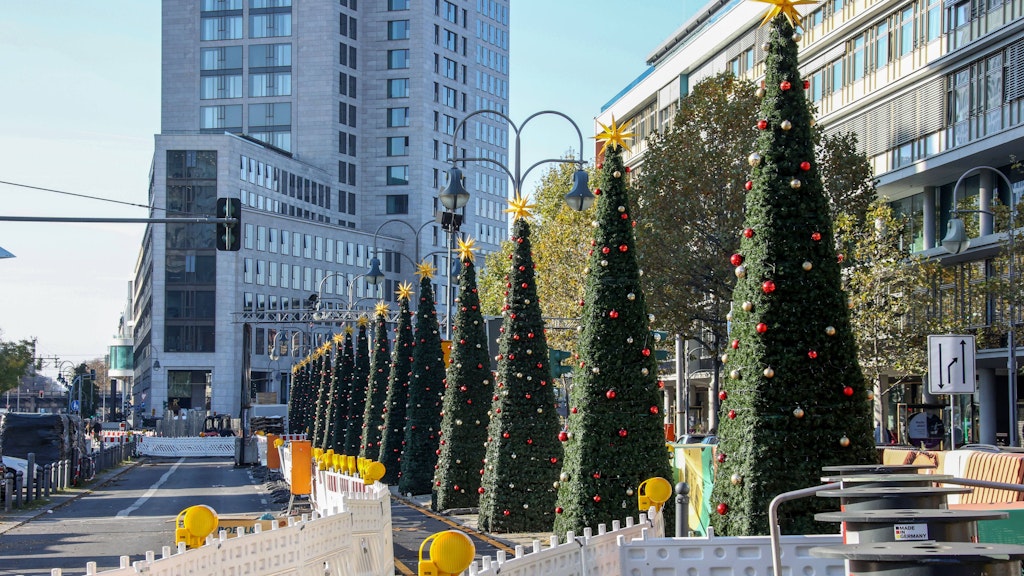 Am Breitscheidplatz wird gerade der Weihnachtsmarkt aufgebaut. Am 22. November geht dort der festliche Budenzauber los. 