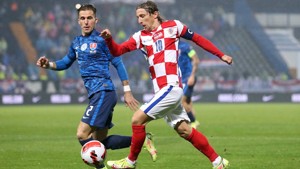 Herthas Peter Pekarik, hier im Duell mit Kroatiens Ausnahmefußballer Luka Modric, kommt bereits auf 108 Länderspiele für die Slowakei. 