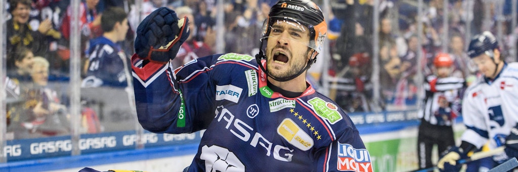 Eisbär Giovanni Fiore feiert seinen Treffer zum 4:4 gegen Straubing.