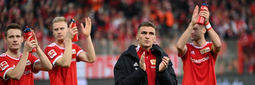 Grischa Prömel (2.v.r.) und seine Union-Kollegen lassen sich von den Fans für ihre Leistung beim 2:5 gegen den FC Bayern feiern. 