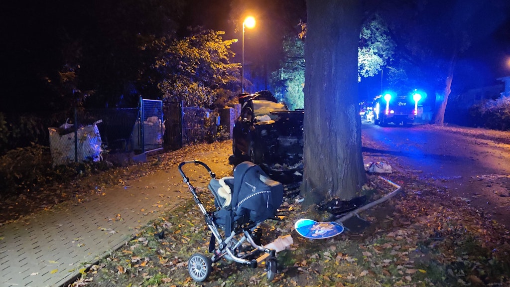 In Schildow kam ein Mann mit seinem SUV von der Straße ab und raste auf den Gehweg. Dabei fuhr er in eine Familie mit Kinderwagen. Die 60 Jahre alte Großmutter starb noch am Unfallort. Ihr zweijähriges Enkelkind erlitt laut Polizei leichte Kopfverletzungen, der 36 Jahre alte Vater eine Beinfraktur.