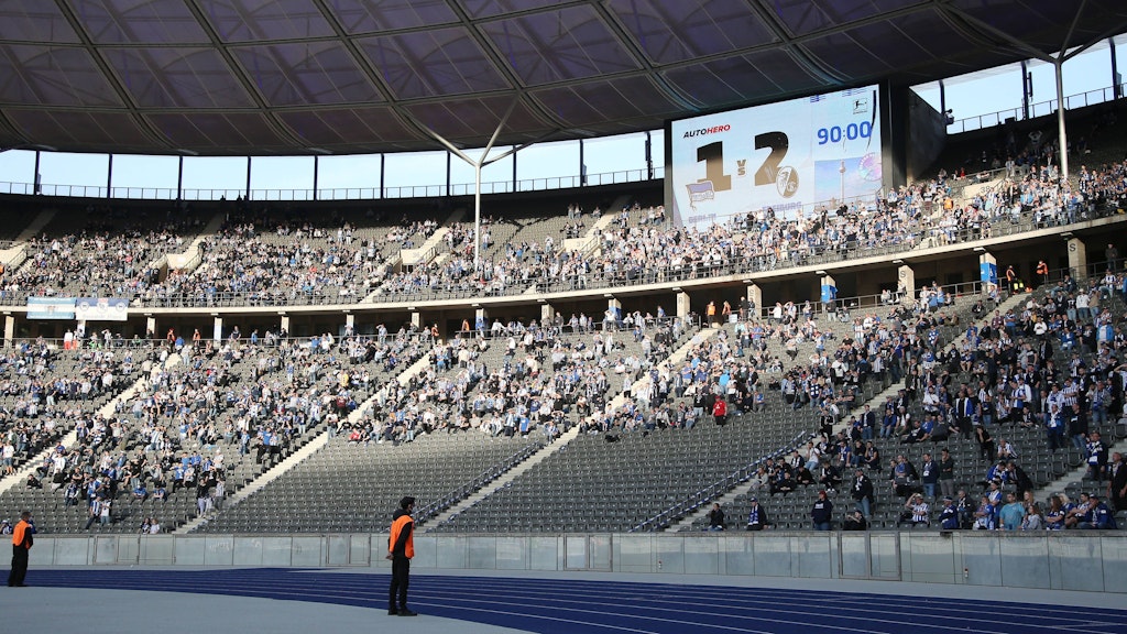 Seit der Corona-Pandemie bleibt der untere Rang der Ostkurve bei Hertha-Spielen frei. Auch Banner und Spruchbänder sieht man seit geraumer Zeit kaum. 