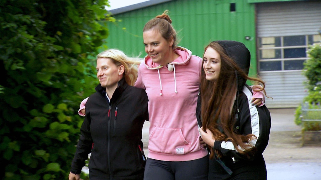 „Bauer sucht Frau“-Pferdewirtin Lara hat sich entschieden, Melanie (l.) und Franziska zur Hofwoche einzuladen.