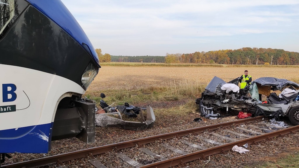 Ein Zug erfasste am Bahnübergang Grieben einen Mercedes Transporter und schleifte ihn 100 Meter mit, zwei Menschen sterben.