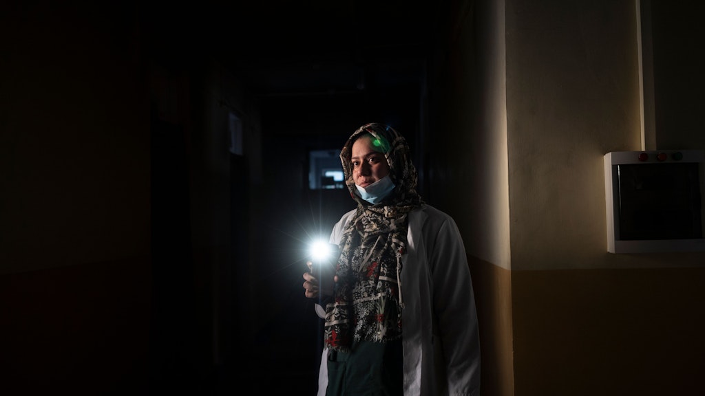 Mal wieder kein Strom: Die Ärztin Dr. Elaha Ibrahimi leuchtet mit dem Handy.
