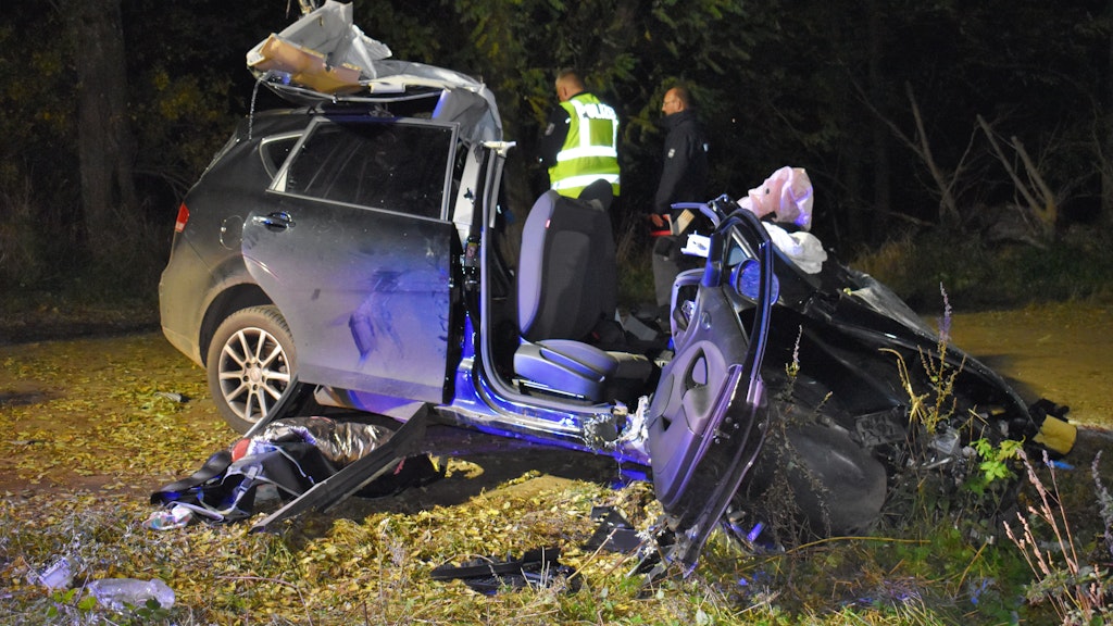 Ein Autowrack steht am Fahrbahnrand. Zwei Jugendliche im Alter von 15 und 17 Jahren sind bei einem Autounfall nahe Triglitz (Landkreis Prignitz) ums Leben gekommen.
