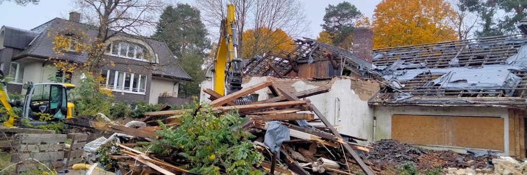 Trotz internationaler Proteste wurden am 1. November die ersten Schritte des Abrisses des Hauses von Marlene Poelzig in Berlin-Westend begonnen.