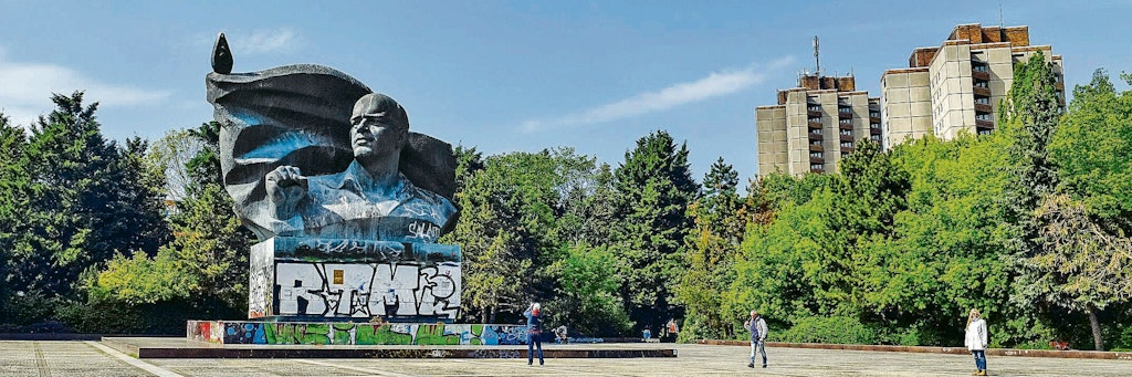 Das Thälmann-Denkmal, im Hintergrund die Hochhäuser, die zu DDR-Zeiten gebaut wurden. In letzter Zeit sorgen hier Rowdys für Unruhe. Das Bezirksamt setzt deshalb Videokameras ein.