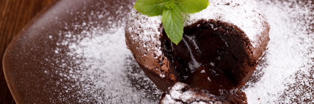 Ein Lava Cake, wie ihn feine Restaurants servieren. Doch zu Hause klappt es auch mit dem flüssigen Schokokuchen.