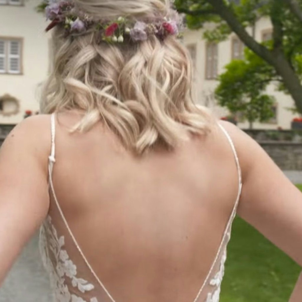 Selinas Kleid bei „Hochzeit auf den ersten Blick“ ist zumindest auf der Rückseite ein Hauch von Nichts.
