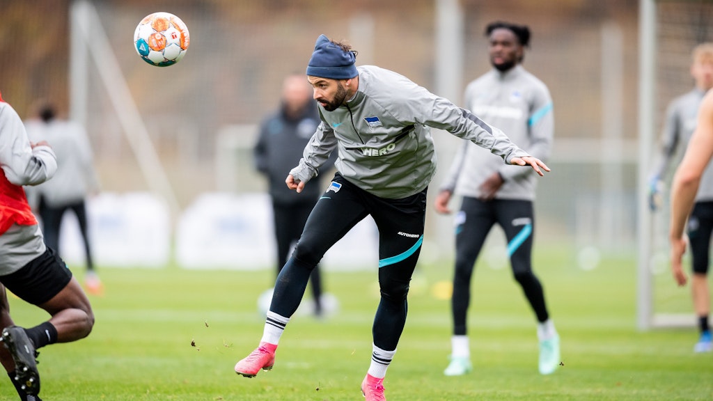 Auch Marvin Plattenhardt kehrte ins Teamtraining zurück und übte fleißig das Kopfballspiel.