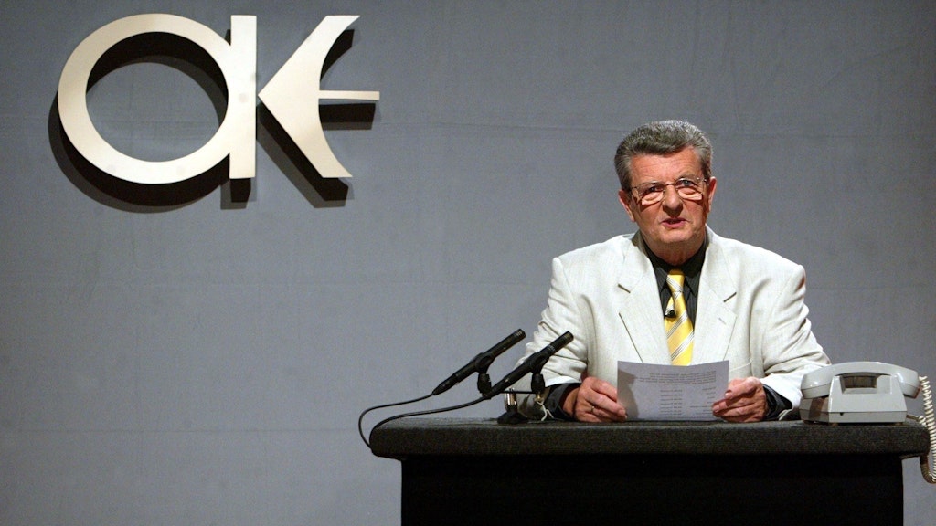 Der Sprecher der ehemaligen DDR-Nachrichtensendung „Aktuelle Kamera“, Klaus Feldmann an einem Nachbau seines alten Arbeitsplatzes. Klaus Feldmann war fast 30 Jahre lang Sprecher der Tagesschau des Ostens in Berlin-Adlershof. 