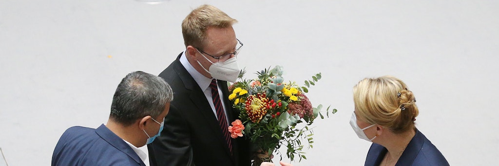 Knuff! Franziska Giffey (SPD), voraussichtlich die nächste Regierende Bürgermeisterin, gratuliert mit SPD-Fraktionschef Raed Saleh dem neuen Parlamentspräsidenten Dennis Buchner (SPD).