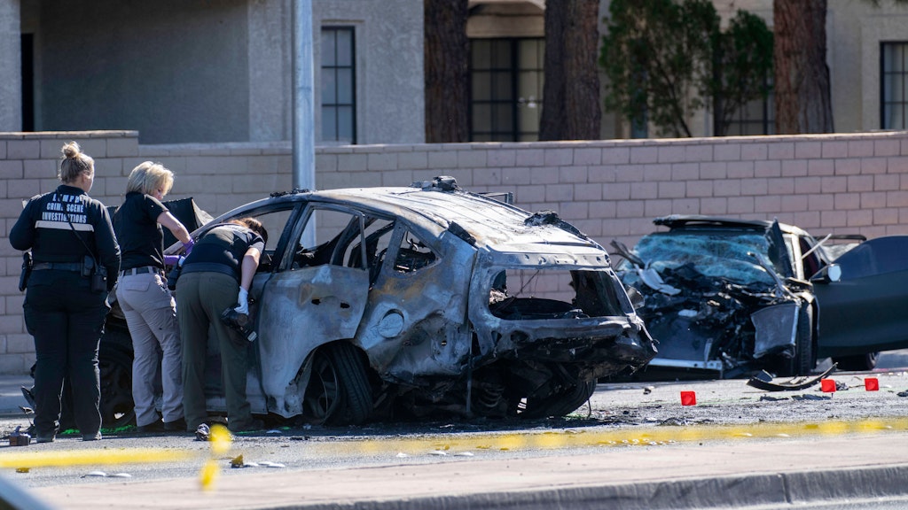 Völlig ausgebrannt: Beamte der Polizei von Las Vegas probieren, sowohl am Toyota als auch am Sportwagen von Henry Ruggs Spuren sicherzustellen. 
