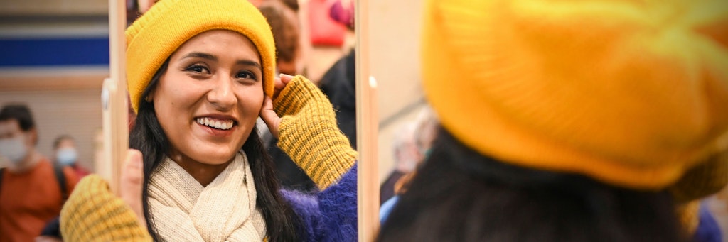 Maggie Garcia aus Peru hat Strickwaren aus Alpaka-Wolle im Gepäck. So eine schöne Mütze kostet 35 Euro. <br>