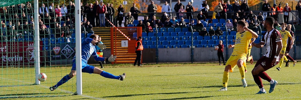 Und drin! Darryl Geurts kommt beim BFC immer besser in die Gänge, erzielt eines seiner beiden Tore gegen Auerbach.