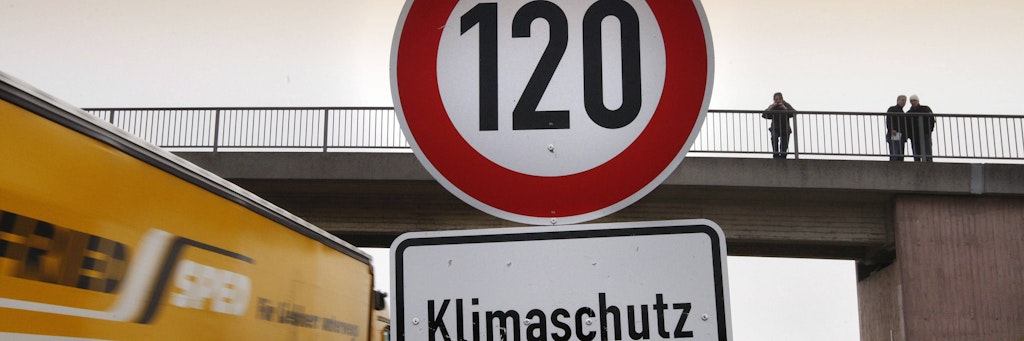 In einer Protestaktion forderten Umweltschützer ein Tempolimit auf Autobahnen.