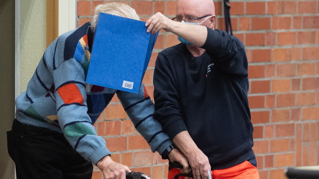 Der 100-jährige Angeklagte soll zwischen 1942 und 1945 im Konzentrationslager Sachsenhausen Beihilfe zur Ermordung von Tausenden Lagerinsassen geleistet haben.