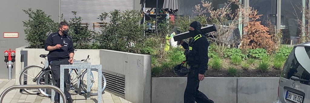 Nach der Entschlüsselung von EncroChat-Daten kommt häufig ein ganz spezieller Schlüsseldienst vorbei - die Polizei mit einer Ramme zum Türöffnen. 