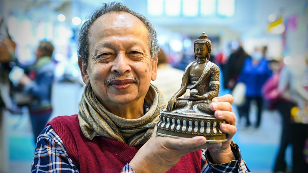 Amer verkauft tibetisches Kunsthandwerk. Der Buddha in seiner Hand kostet 160 Euro, aber er hat für jeden Geldbeutel ein Modell parat. <br>