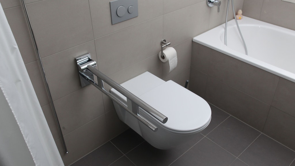 Das Bad haben die Bülows für 65.000 Euro barrierefrei umgebaut.