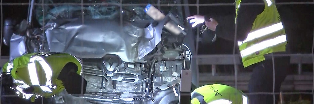 Sieht aus wie ein gruseliges Geister-Bild, ist aber leider echt: Ein Autowrack steht nach einem Verkehrsunfall auf der Autobahn 14 nahe Leisnig (Kreis Mittelsachsen). Zwölf Menschen waren bei dem Unfall verletzt worden, einige davon schwer. 