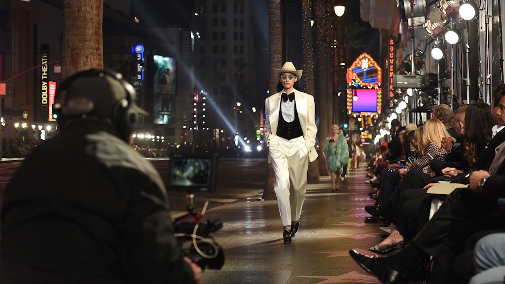 Ein Model präsentiert eine Kreation bei der Gucci-Modenschau „Love Parade“.