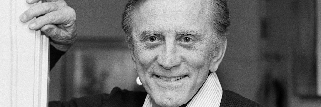Laut eines neuen Enthüllungsbuchs soll Hollywood-Legende Kirk Douglas die erst 17-jährige Natalie Wood sexuell missbraucht haben.