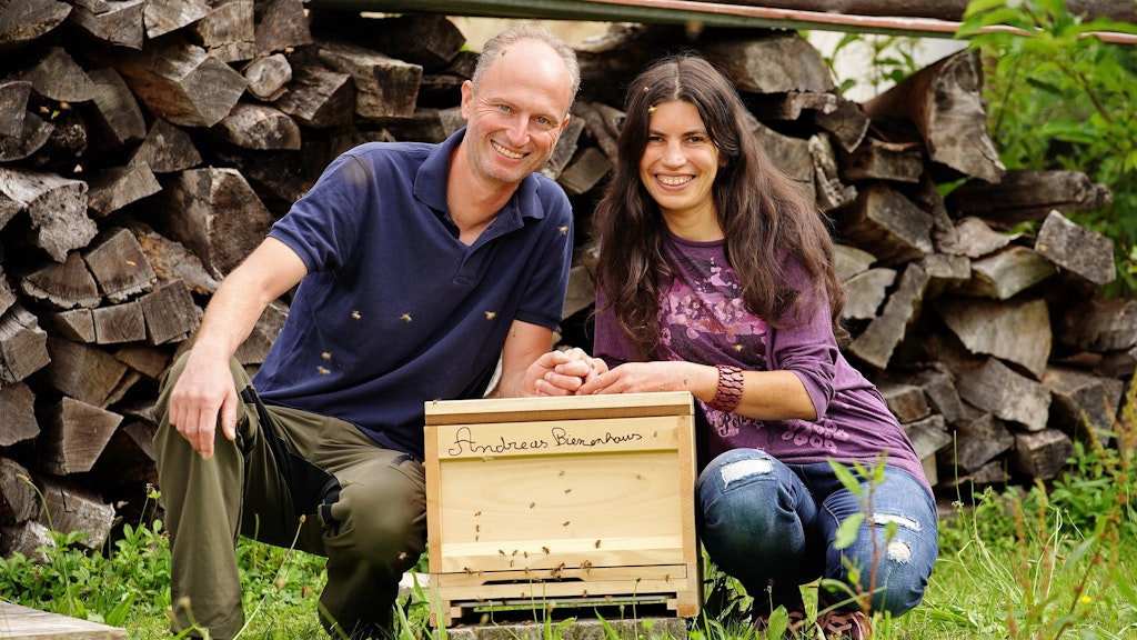 „Bauer sucht Frau“-Bienenzüchter Hubert hat zusammen mit Andrea 5000 Bienen wieder eingefangen.