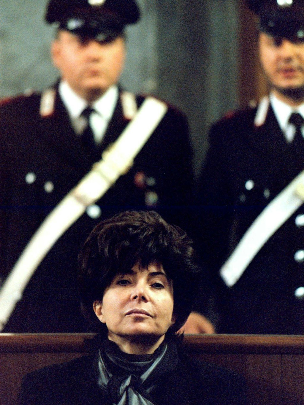 Mailand: Patrizia Reggiani, ehemalige Frau des italienischen Modeschöpfers Maurizio Gucci, wartet 1998 im Gerichtssaal in Mailand auf den Beginn der Verhandlung. Reggiani hatte den Mord ihres Ex-Mannes in Auftrag gegeben – sie wurde dafür zu 29 Jahren Haft verurteilt, von denen sie 16 absaß.